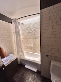 La salle de bain avec baignoire