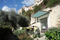 Hoteleingang und Garten