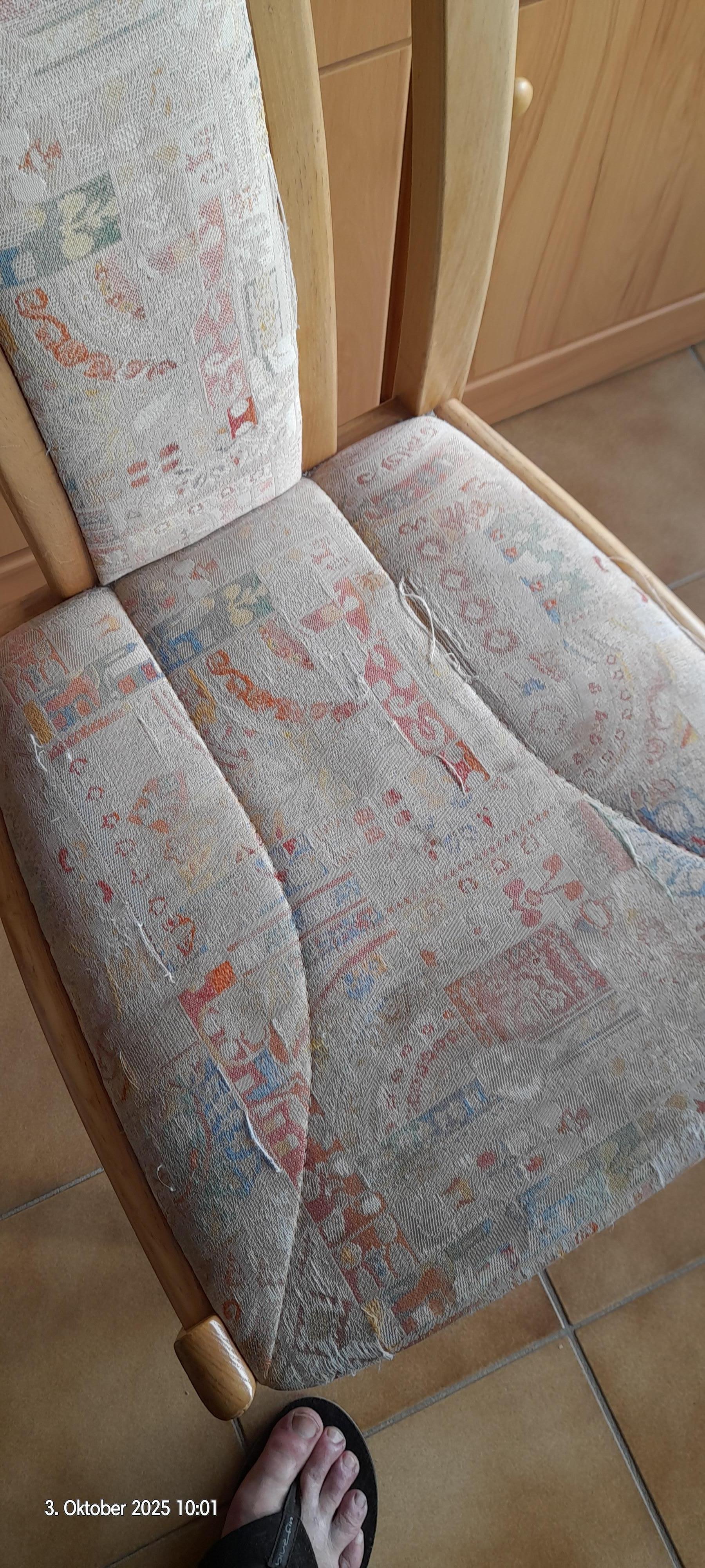 Polster abgenutzt und teilweise verschlissen