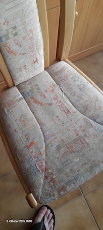 Polster abgenutzt und teilweise verschlissen