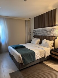 Comfortable bed! Nice room in general. Breakfast was exceptionally good!! Would recommend this hotel for sure!