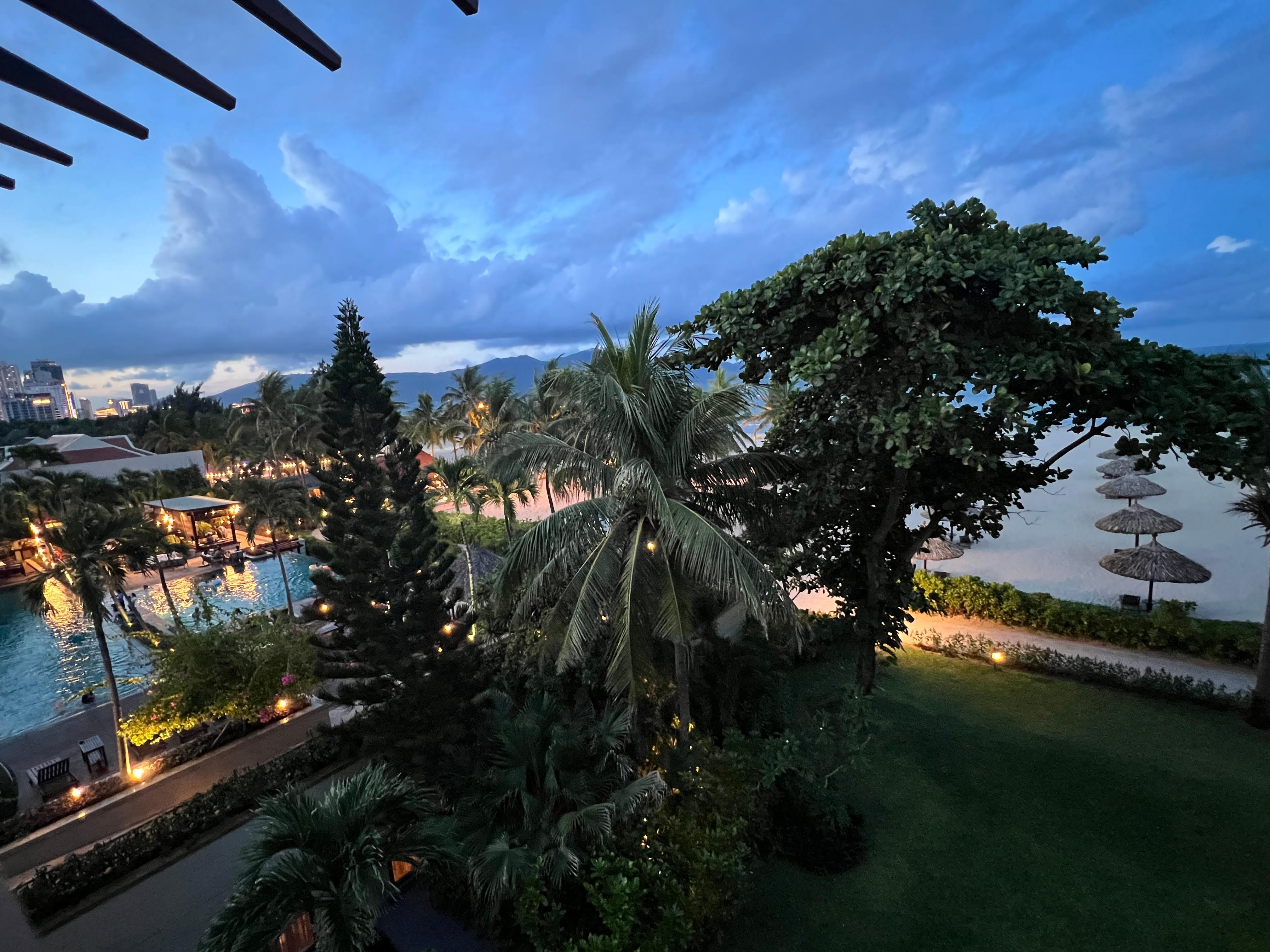 プールとビーチが見える部屋のテラスから