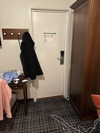 En liten garderob men fullt funktionsduglig.