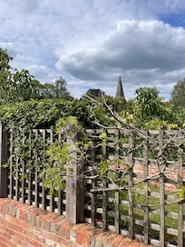 Uitzicht op kerktoren Woodchurch.