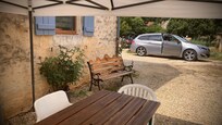 Sitzplatz vorm Haus