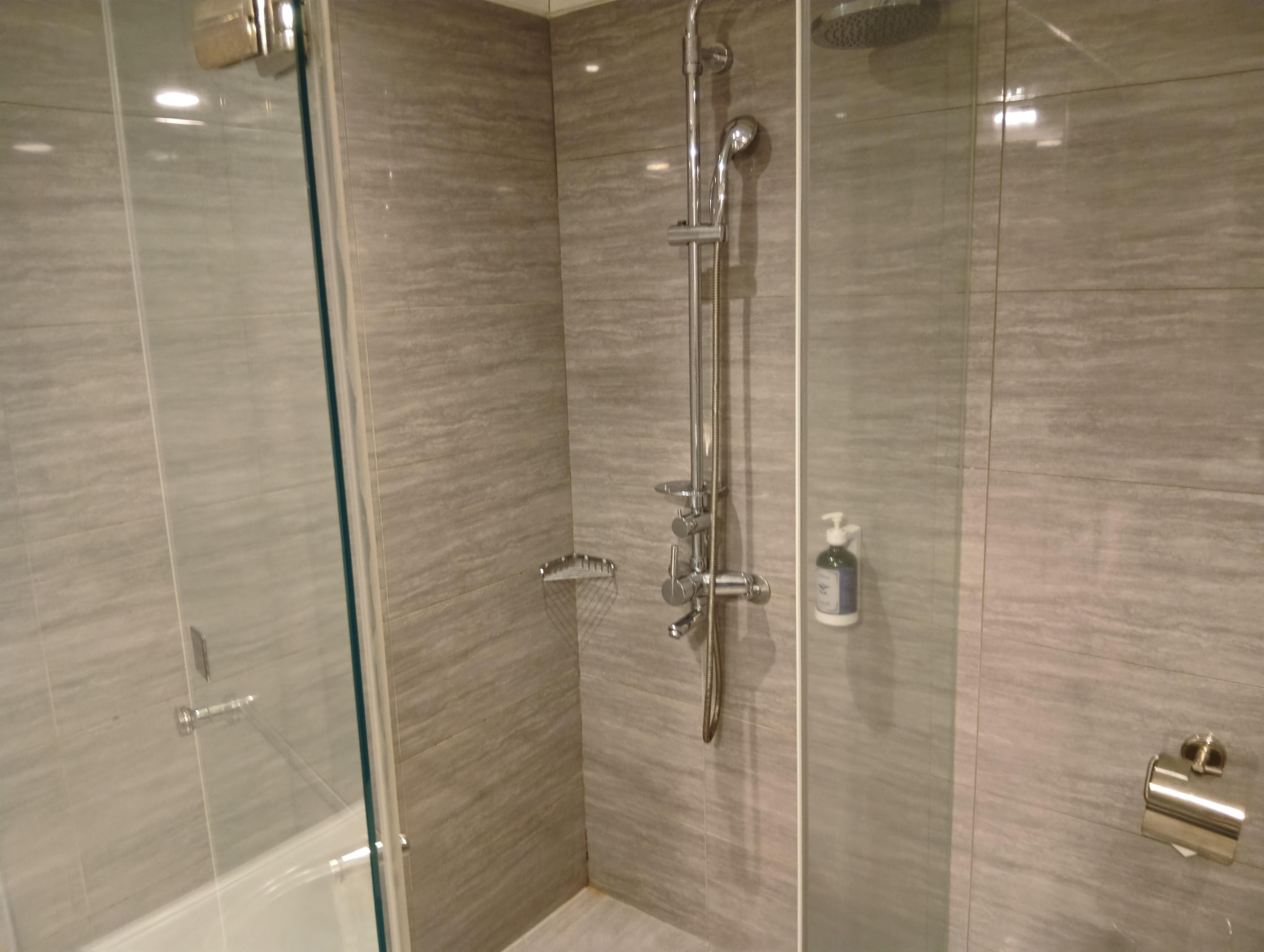 こっちはシャワー。水圧も温度も問題ないけど、ドア下の隙間から外側に水が漏れる。