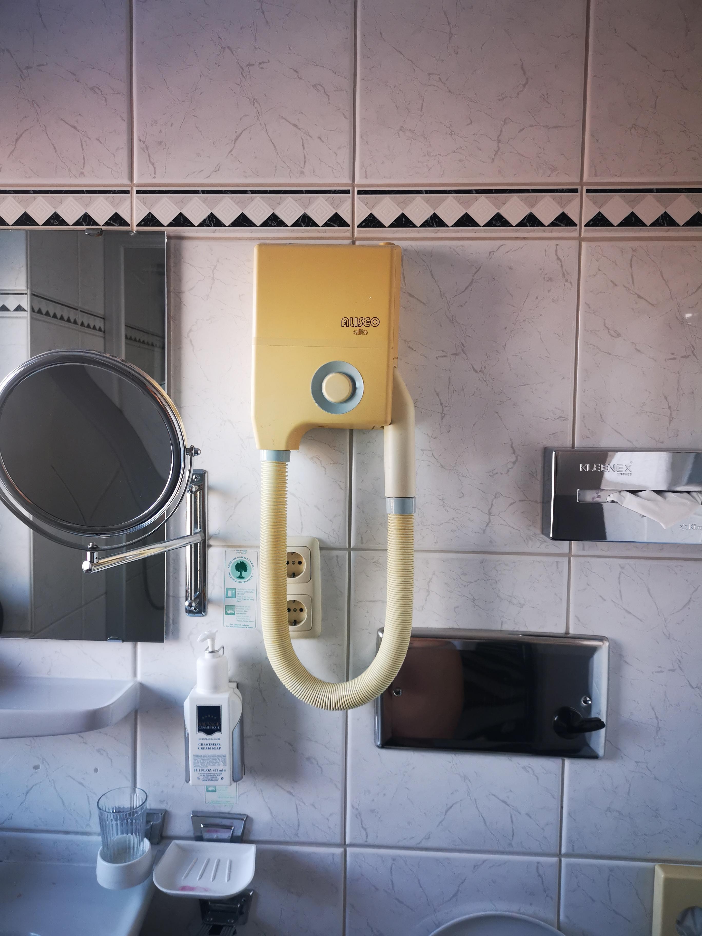 Schwimmbadföhn und 70er Jahre Spülung ohne viel Wasserdruck