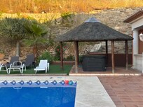 The website photo does not show the location looking like this. The Jacuzzi was positioned where the loungers are now positioned. A semi circular shaded seating area is shown on the website.