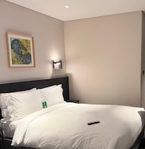 壁にスマホを充電出来るスタンドがあって、寝ている間に充電するのに便利でした