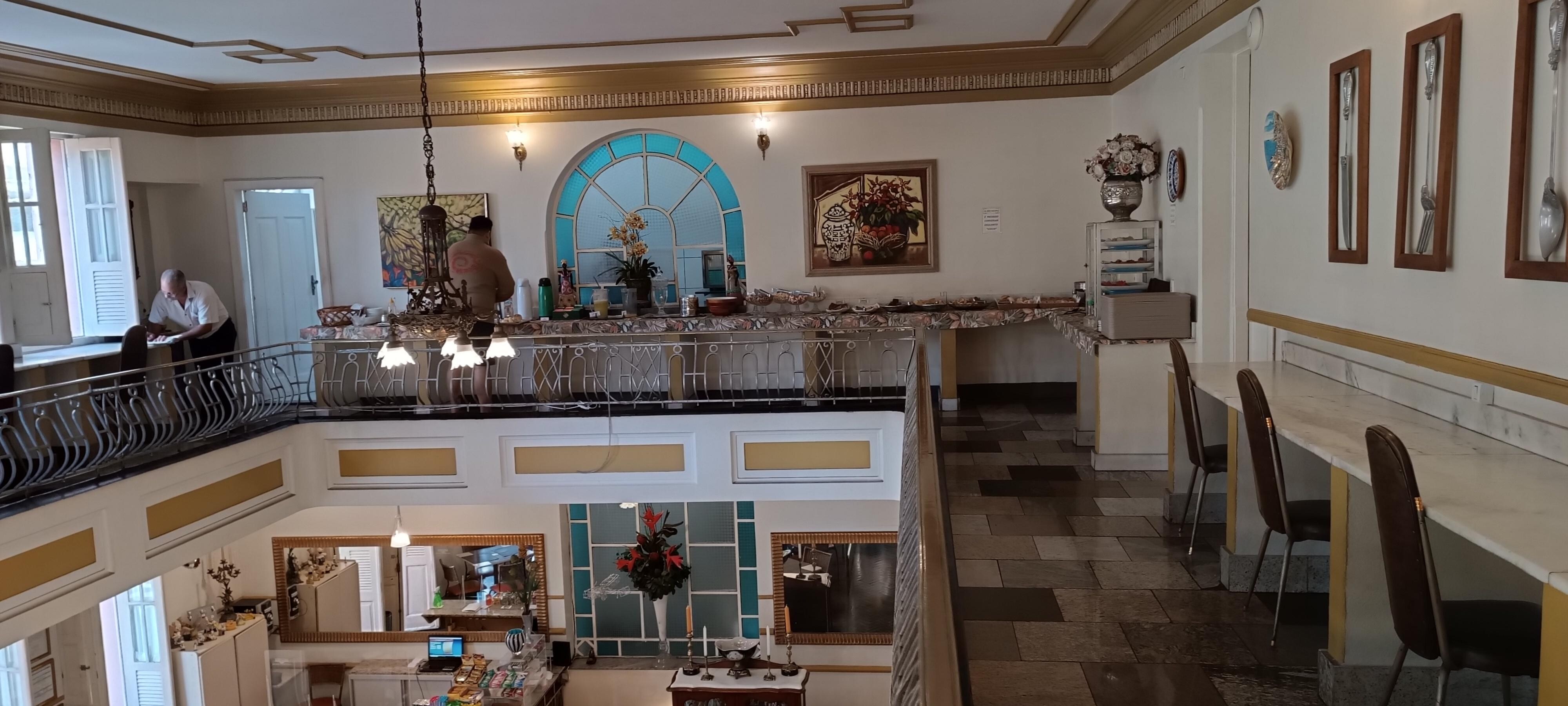 Interior do Hotel, café da manhã na parte superior e abaixo jantar