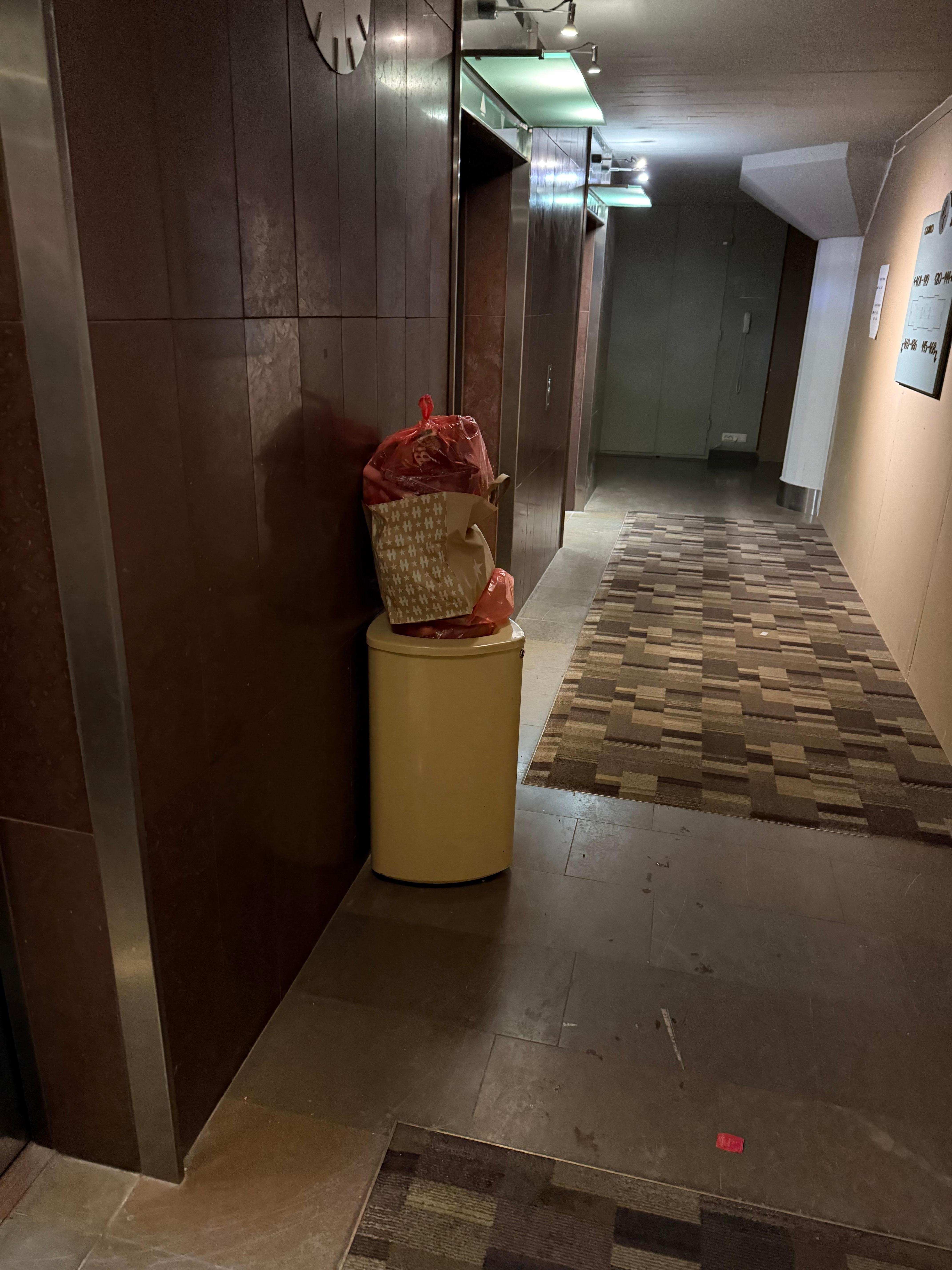 Müll beim Lift immer mehr geworden, nie entleert