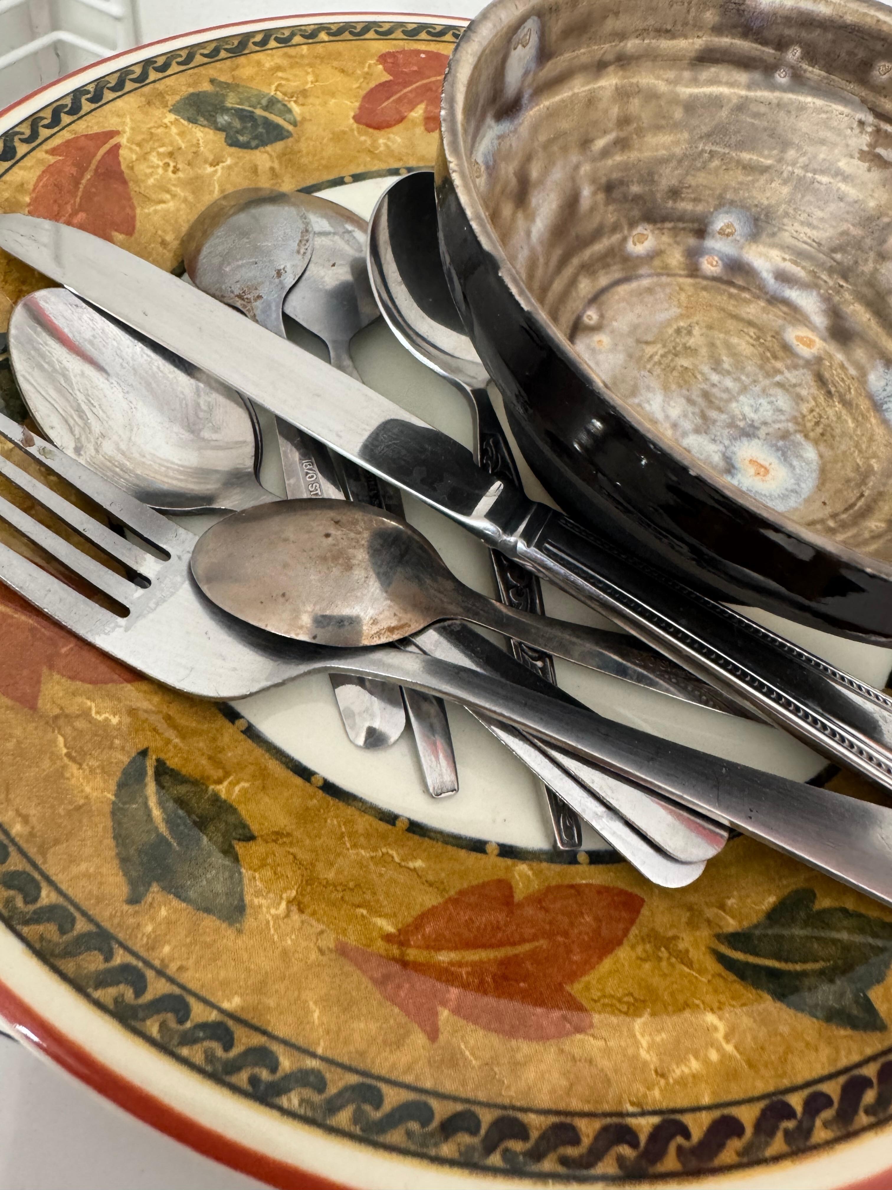 Rusty and dirty cutlery