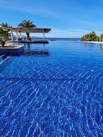 Sea Legs infinity pool and swim up bar