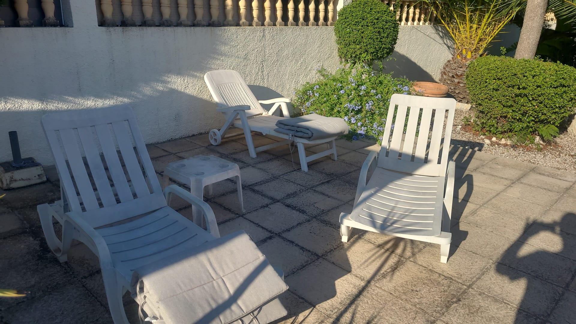 3 Liegestühle, obwohl wir für 4 Personen gebucht haben.