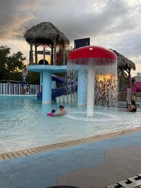 Beautiful water park/pool that’s kids friendly and has lifeguards at all times.