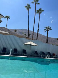 View of the pool: from 3 -5 pm I was alone and it felt great lol