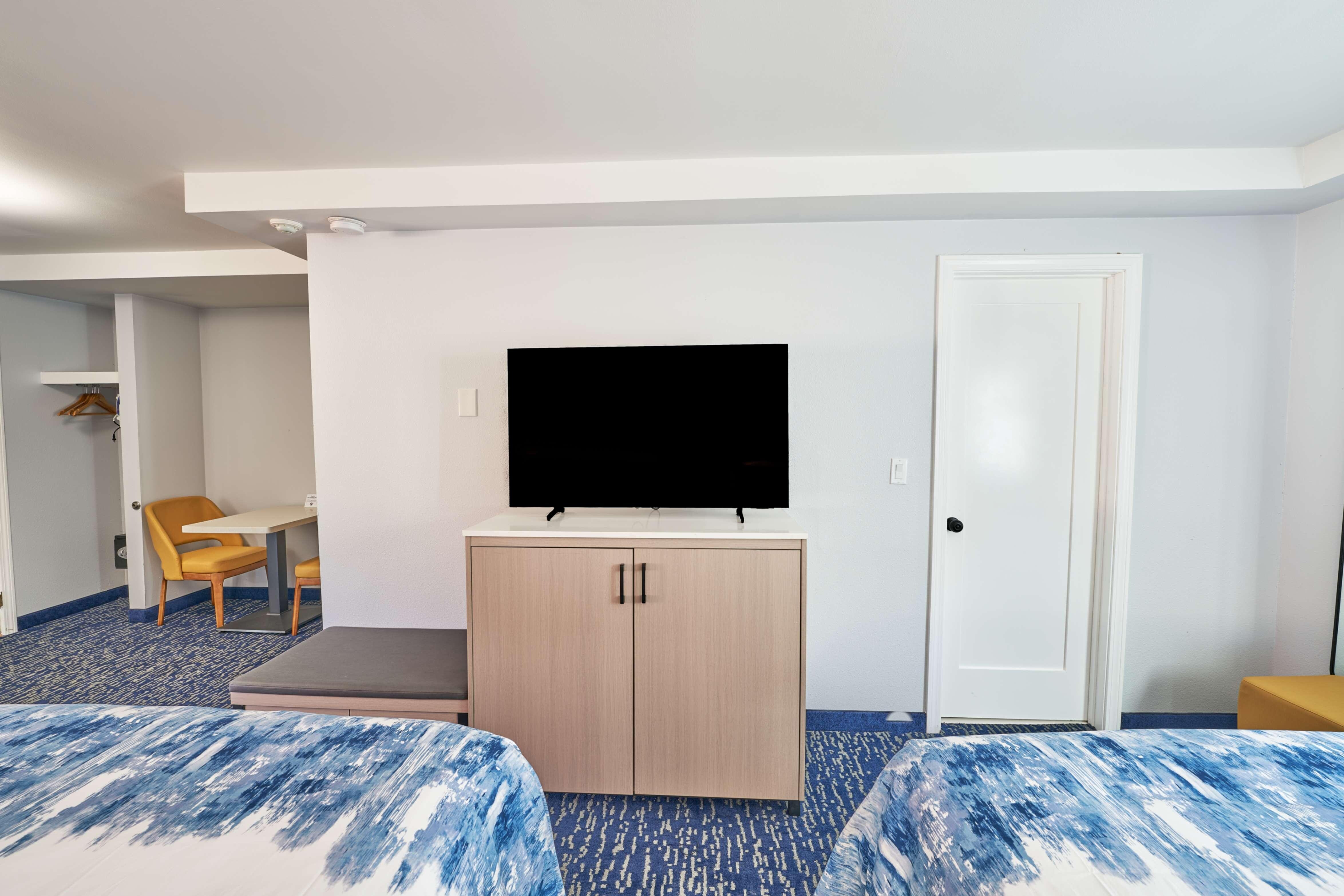Nice new flat screen televisions and streaming apps