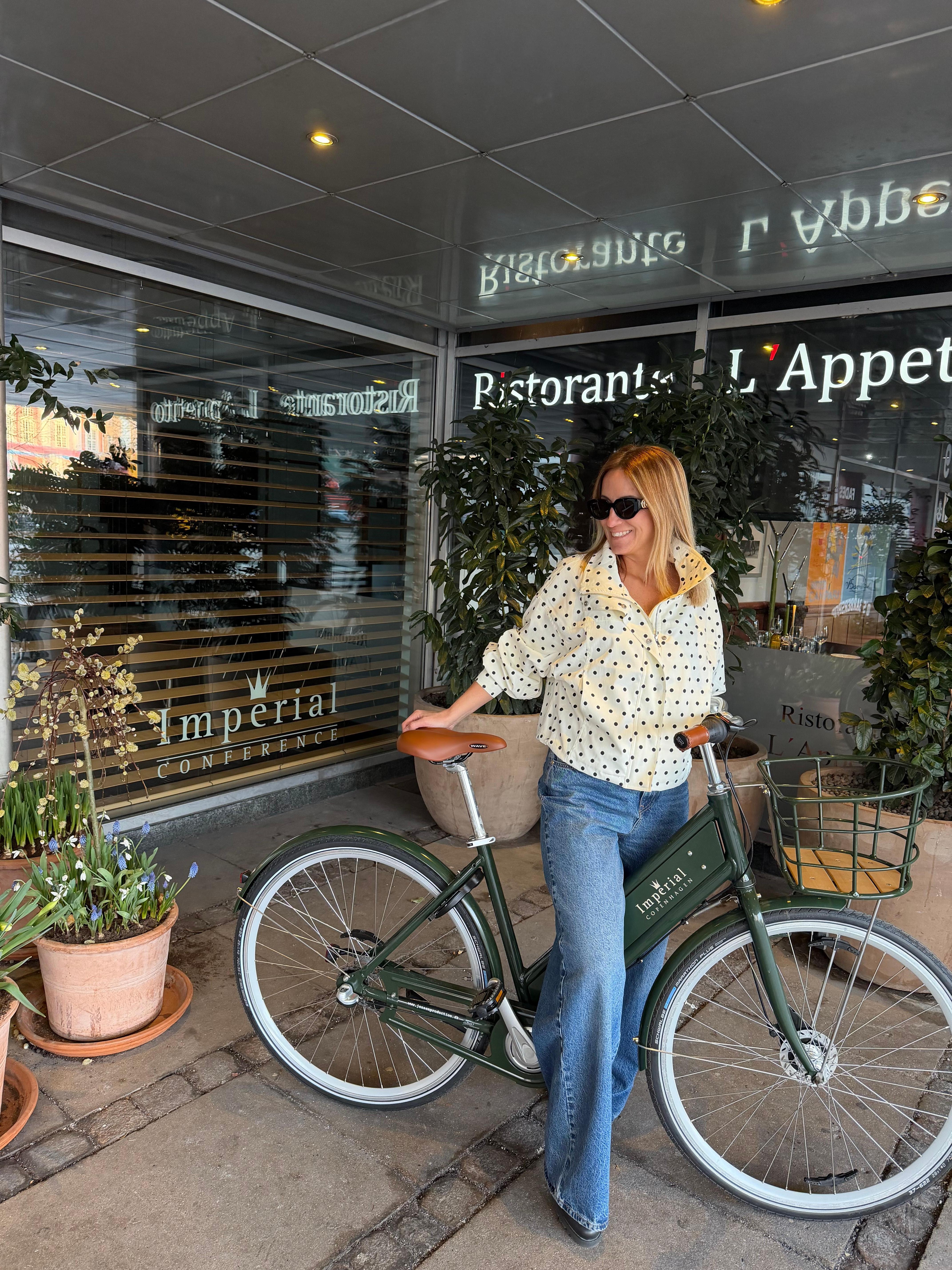 Otel girişi estetik ve şık. Dışarı da cafe oluşu avantaj 