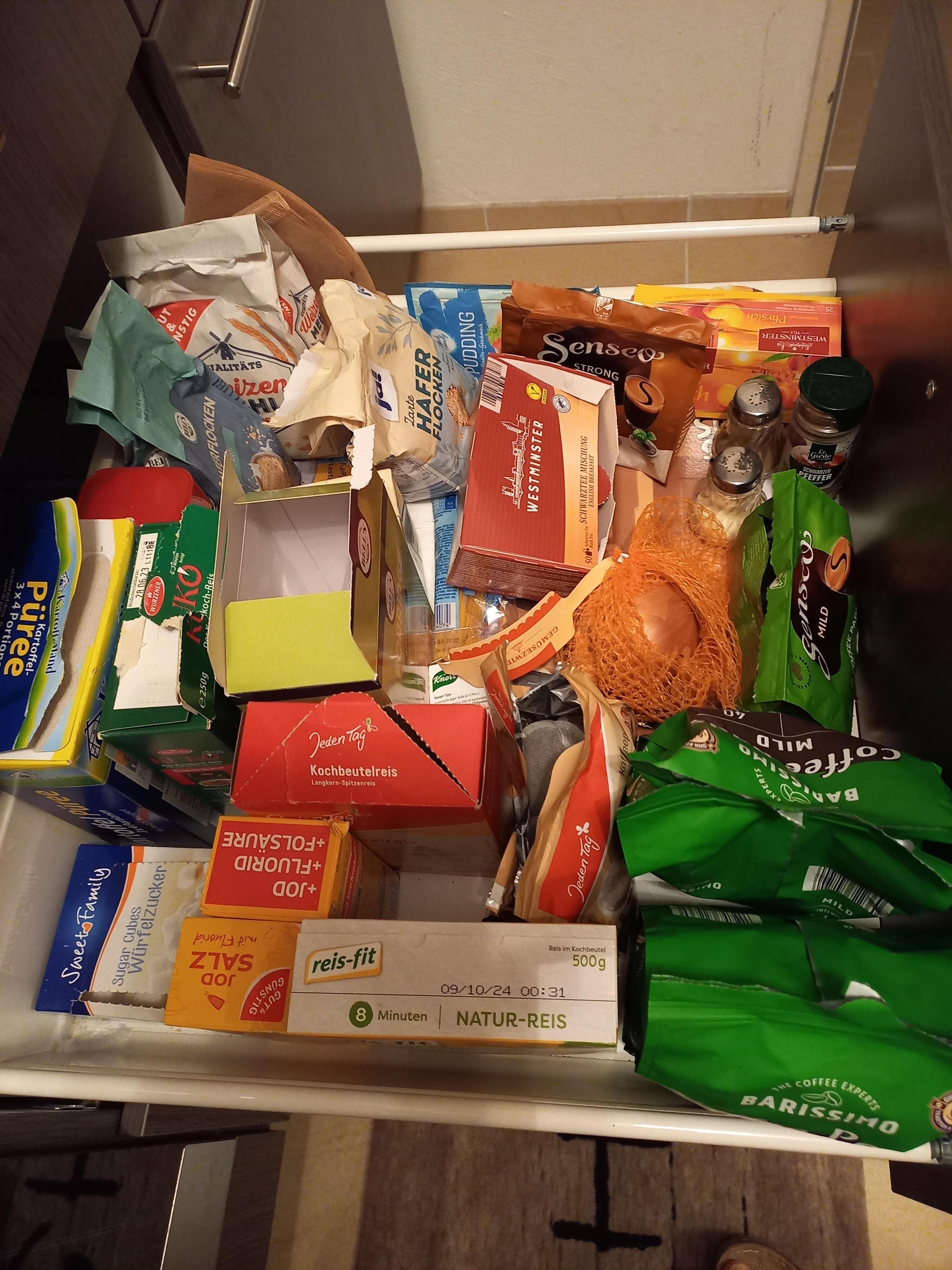 Schubladen voll mit abgelaufenen Produkten