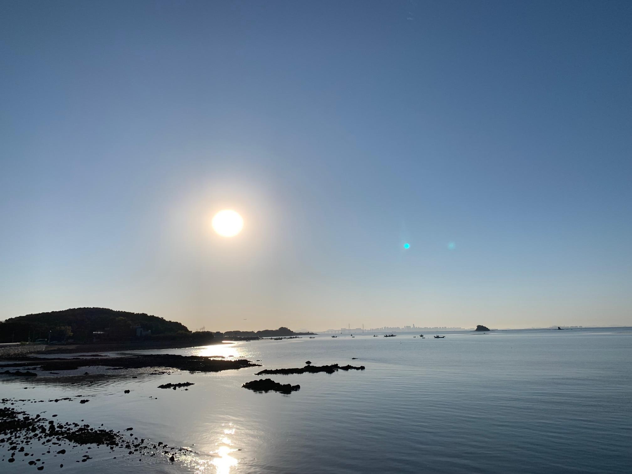 舞衣島（ムイド）に渡る手前に、蚕津島（チャムシンド）という小島がありますが、そのチャムシンドから仁川市内を撮影した画像。