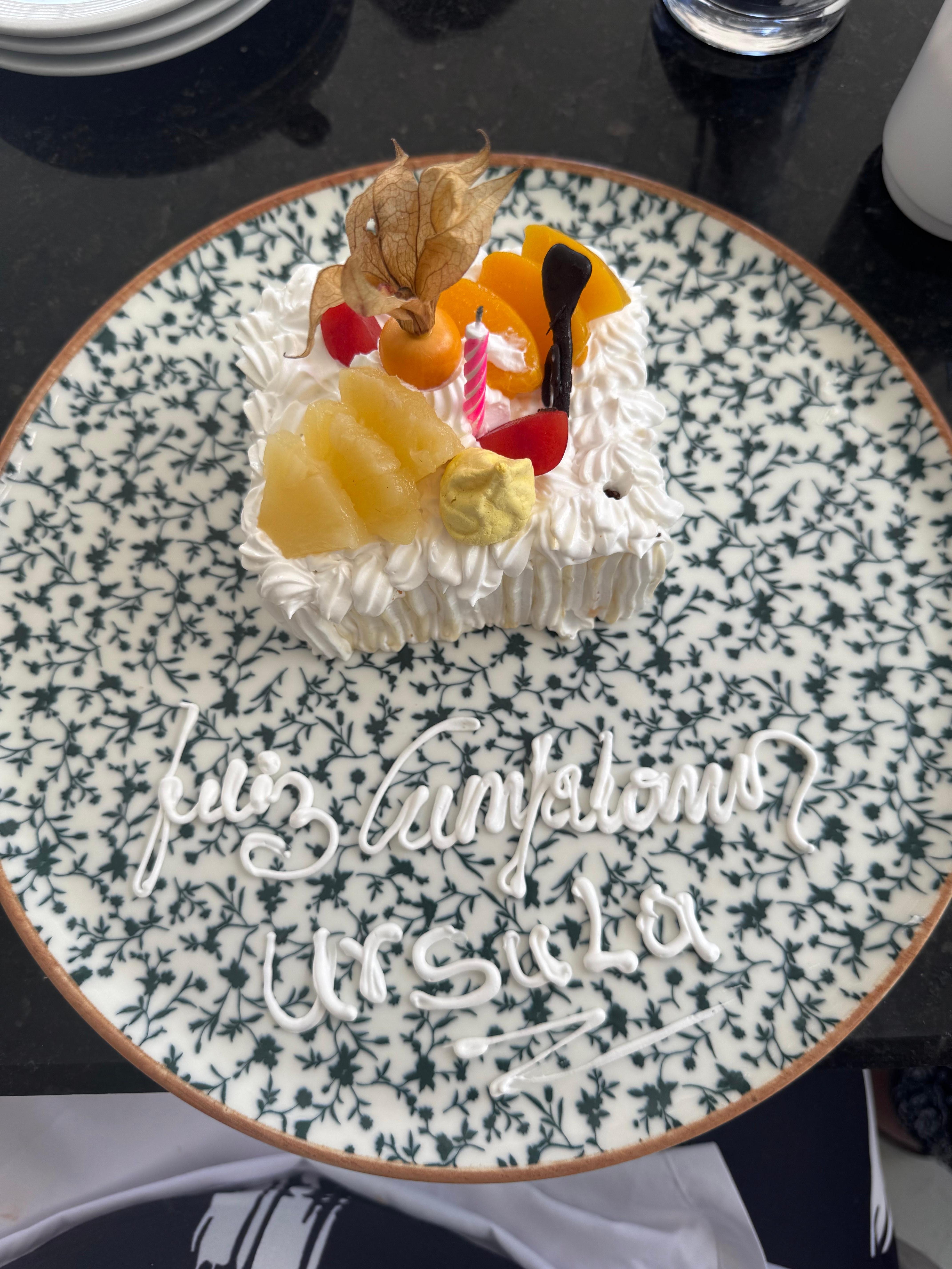 Mi pastel de cumpleaños cortesía del Hilton 