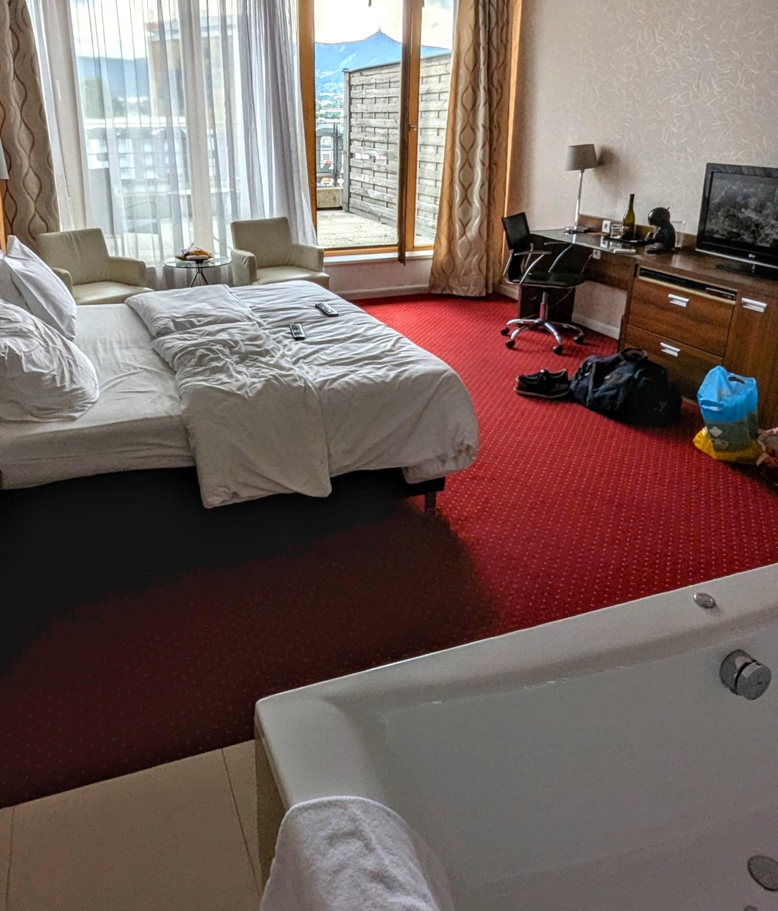 Badewanne neben dem Bett und Blick zum Jested....Zimmer Nr.114 direkt neben dem Frühstücksraum-
