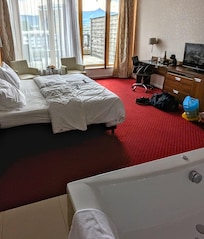 Badewanne neben dem Bett und Blick zum Jested....Zimmer Nr.114 direkt neben dem FrĂŒhstĂŒcksraum-