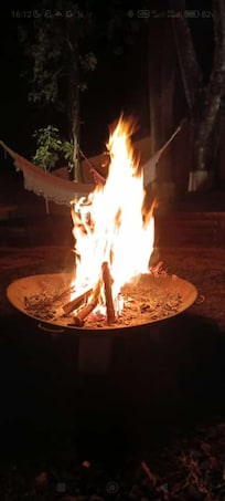 Espaço fogo, muito aconchego, e bom papo com os donos da pousada, Sheila e Paulo, uns amores