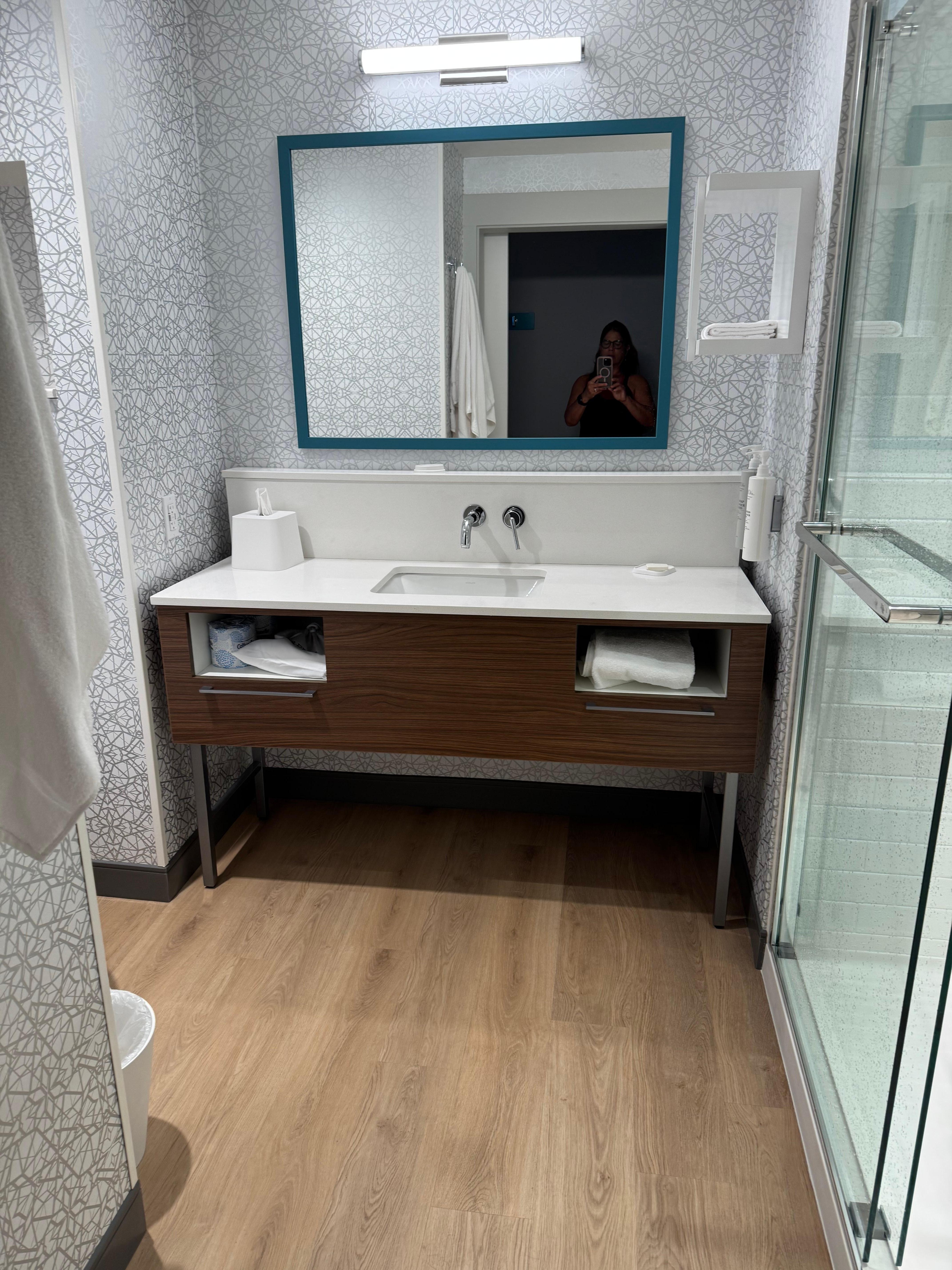 Spacious bathroom 