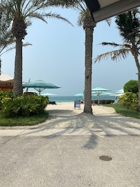 Stranden foran hotellet