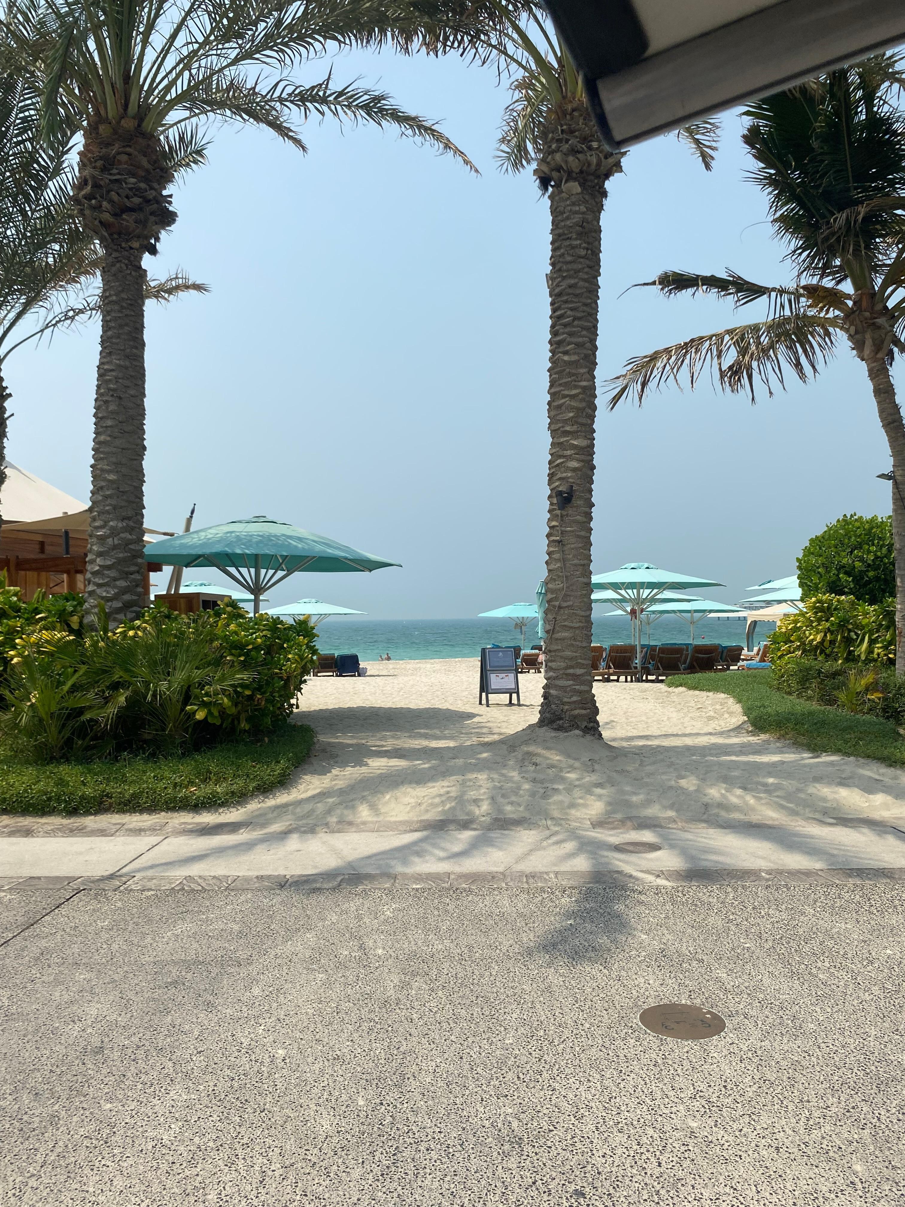 Stranden foran hotellet