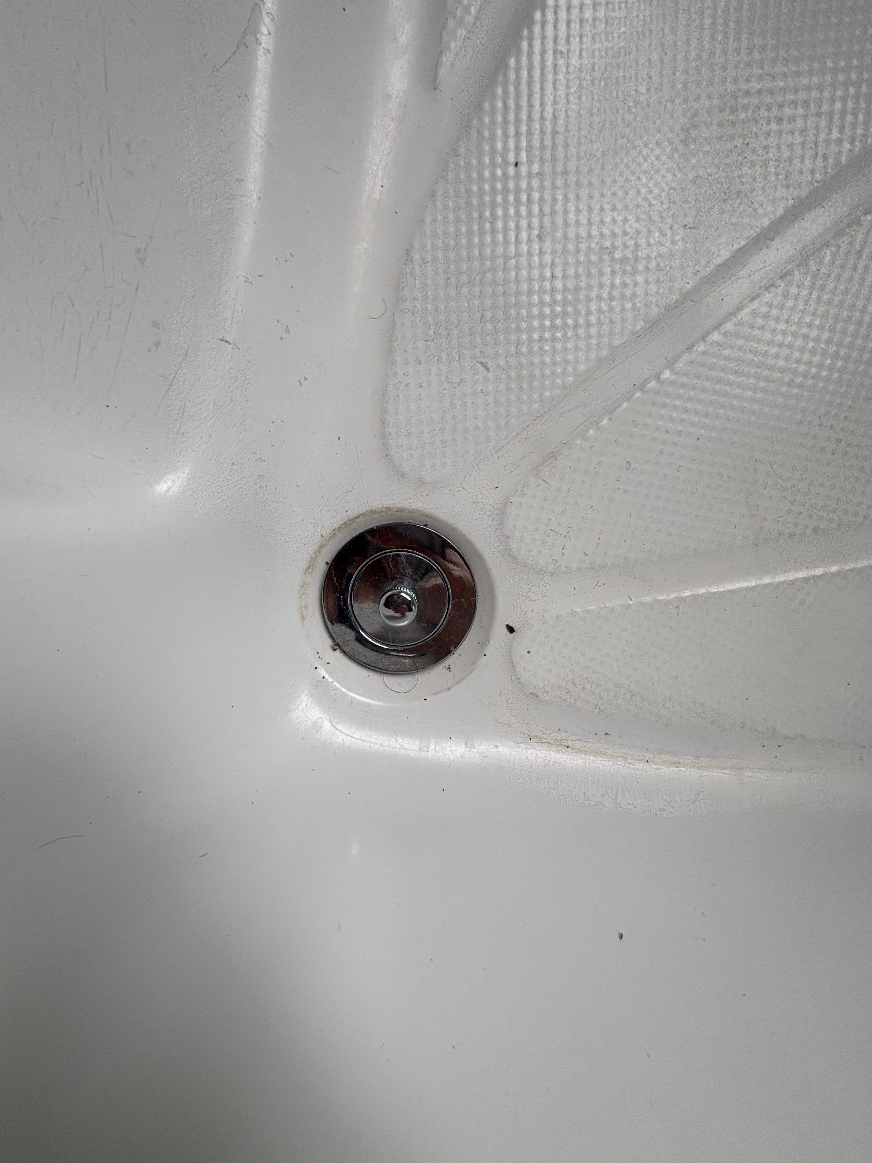 Dirty bathtub, not used by us at all 