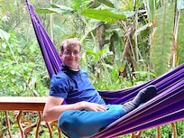 Mi hijo en la hamaca de la cabaña