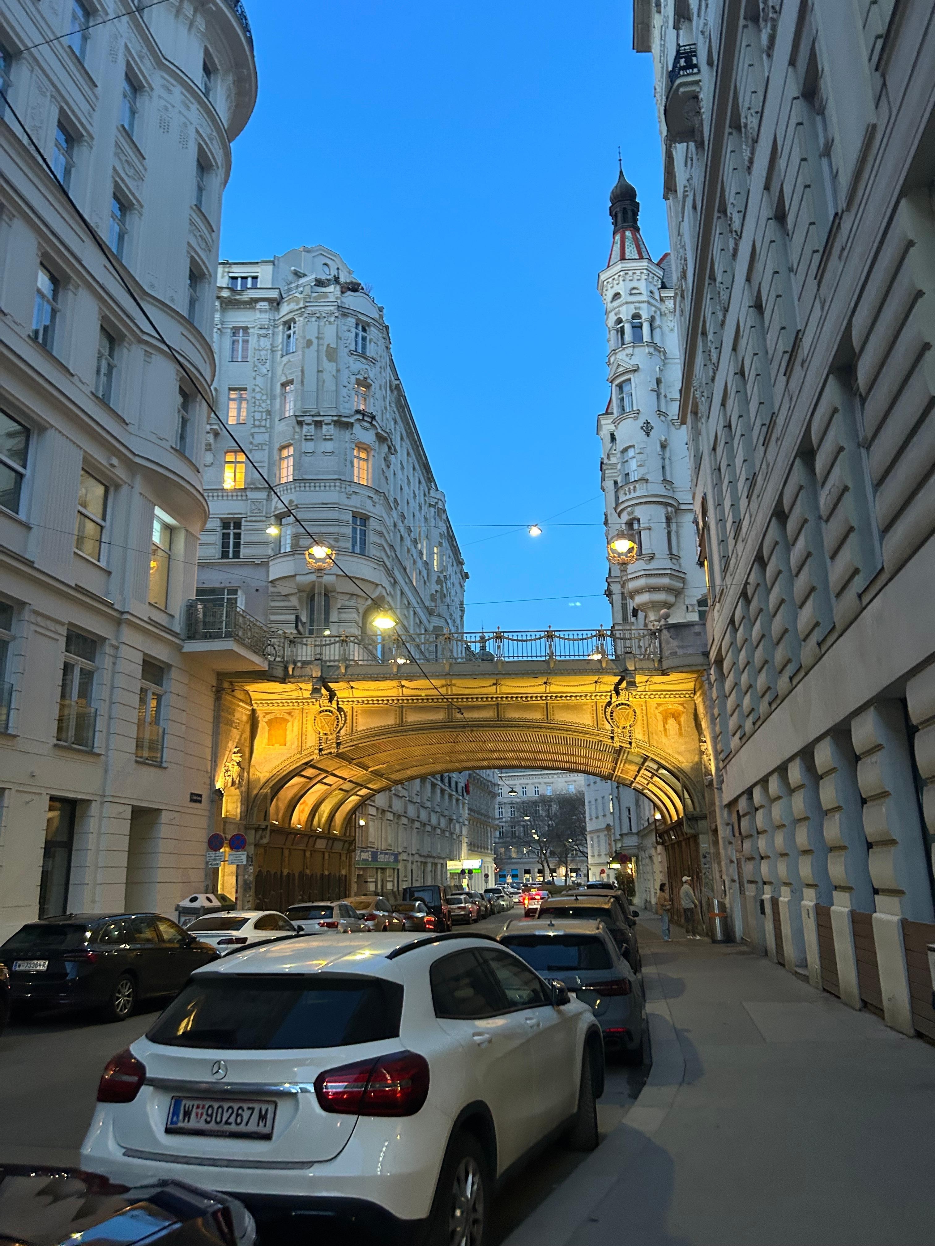 På denne vej ligger hotellet , der er mulighed for , at sidde udenfor 