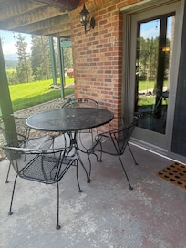 So cute and comfortable outside! Beautiful scenery!