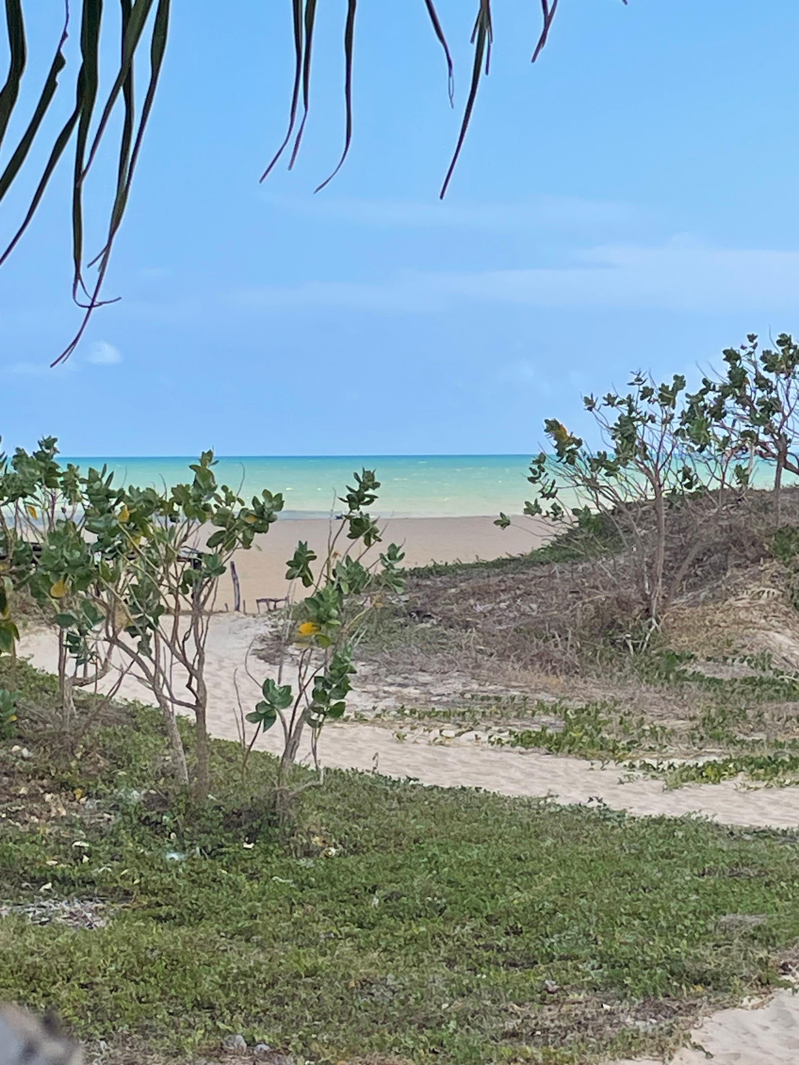 Praia em frente ao hotel. Ninguém frequenta.