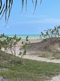 Praia em frente ao hotel. Ninguém frequenta.