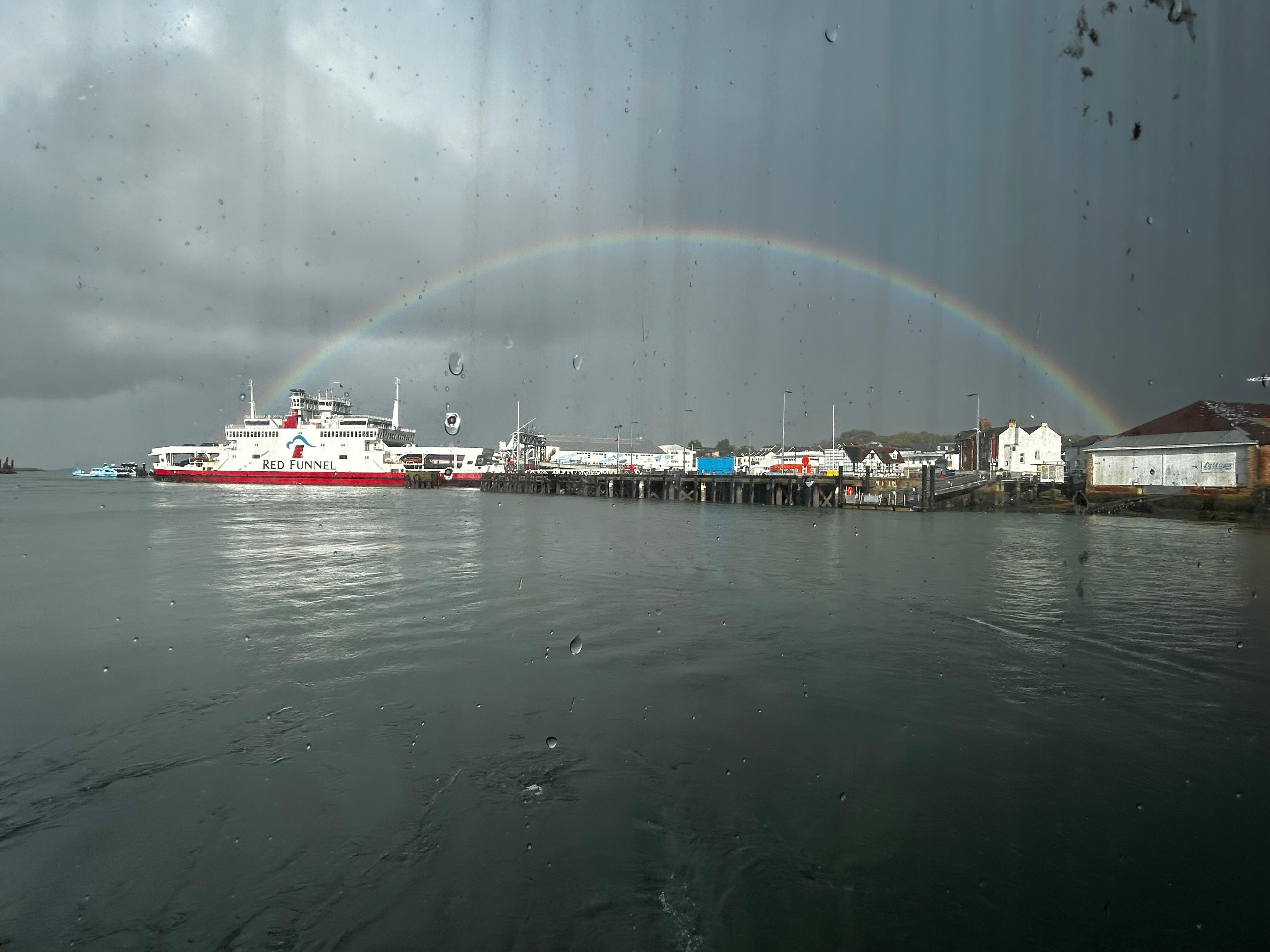 Regenbogen über der Red Funnel Fähre in East Cowes