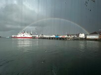 Regenbogen über der Red Funnel Fähre in East Cowes