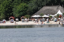 Der angelegte Strand am Ottermeer. Hier fühlen sich jung und alt gleichermaßen wohl