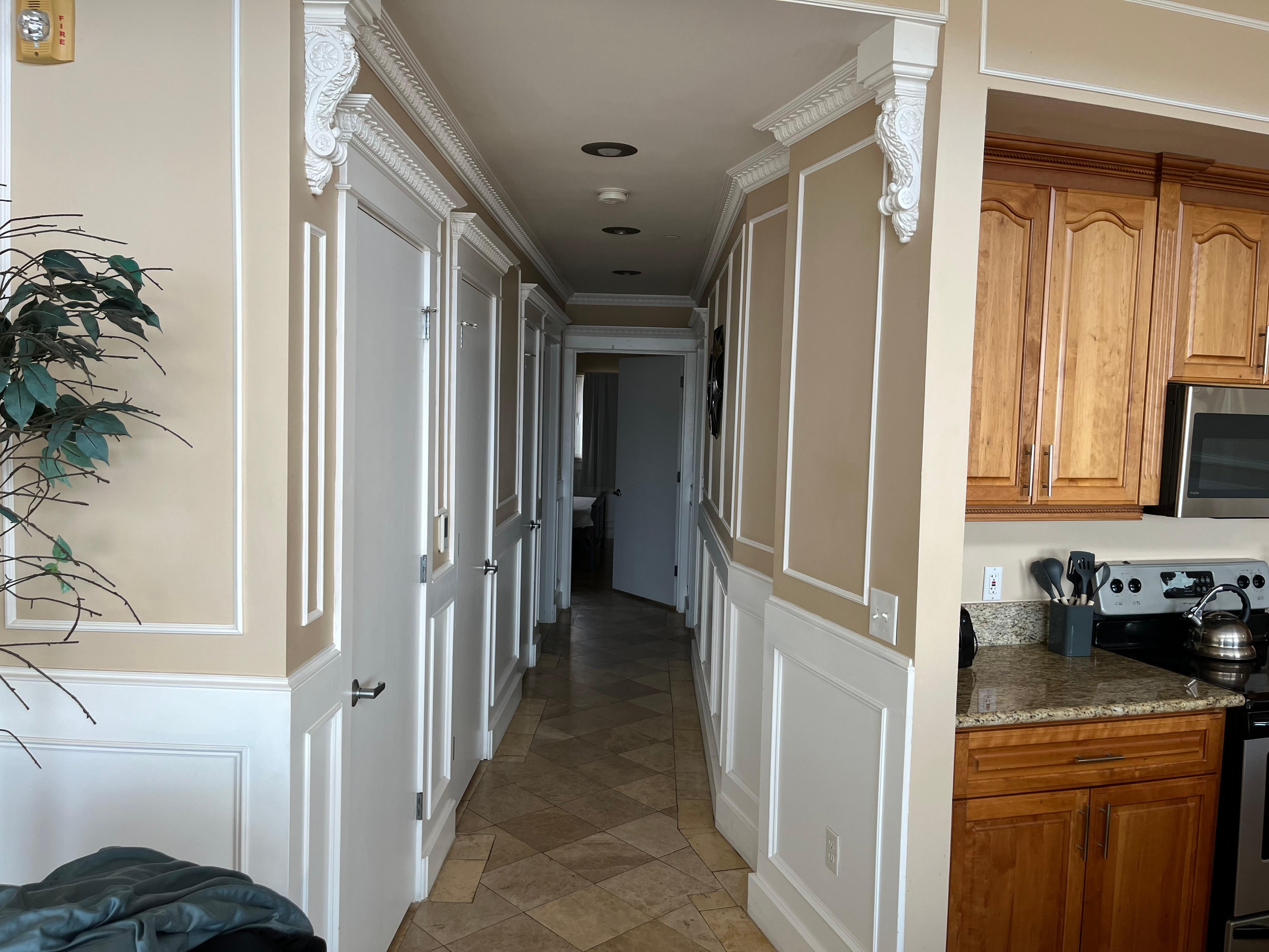 Nice trim molding and high ceilings. Feels spacious 