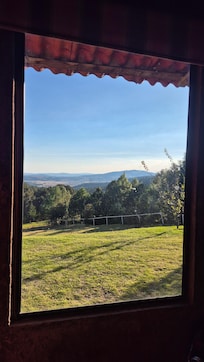 Tienw una Cabaña de lectura con vistas hermosas