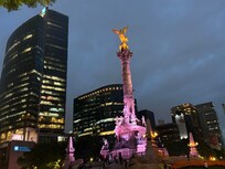 Ángel a un paso del hotel