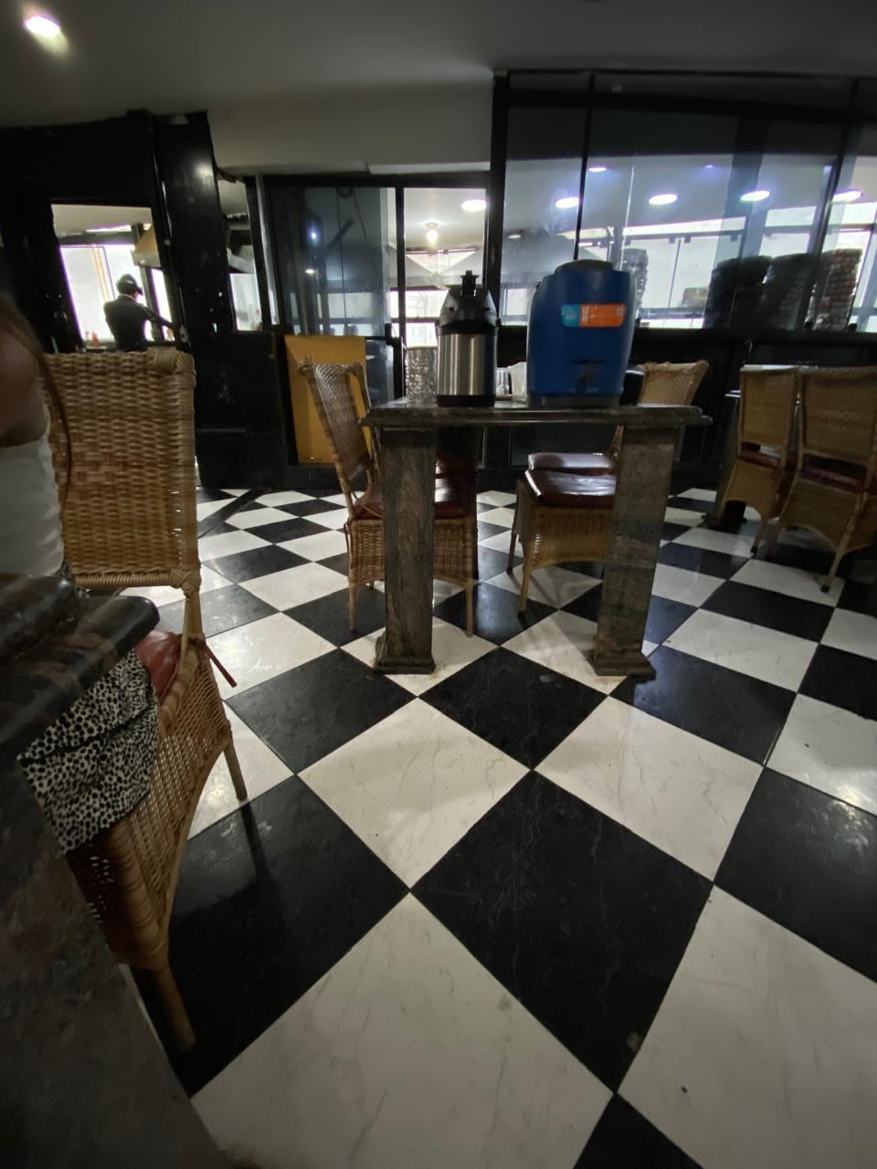 O café da manhã é uma humilhação, não tinha nadaaaa! 