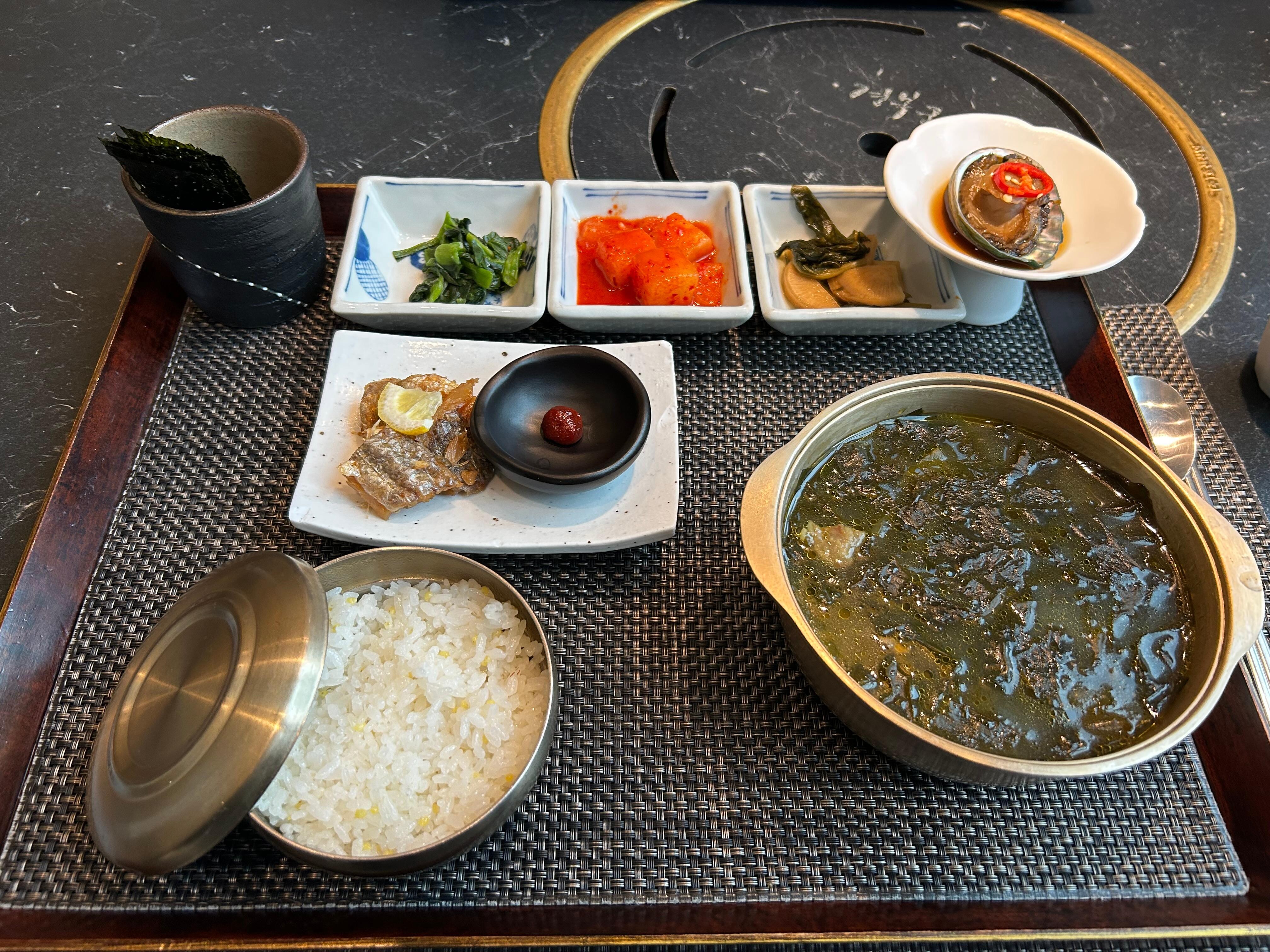 ホテル朝食
ワカメスープをチョイス