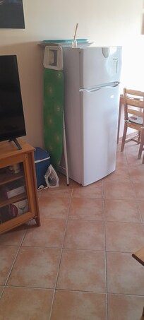 0 frigirifico na sala onde se dorme