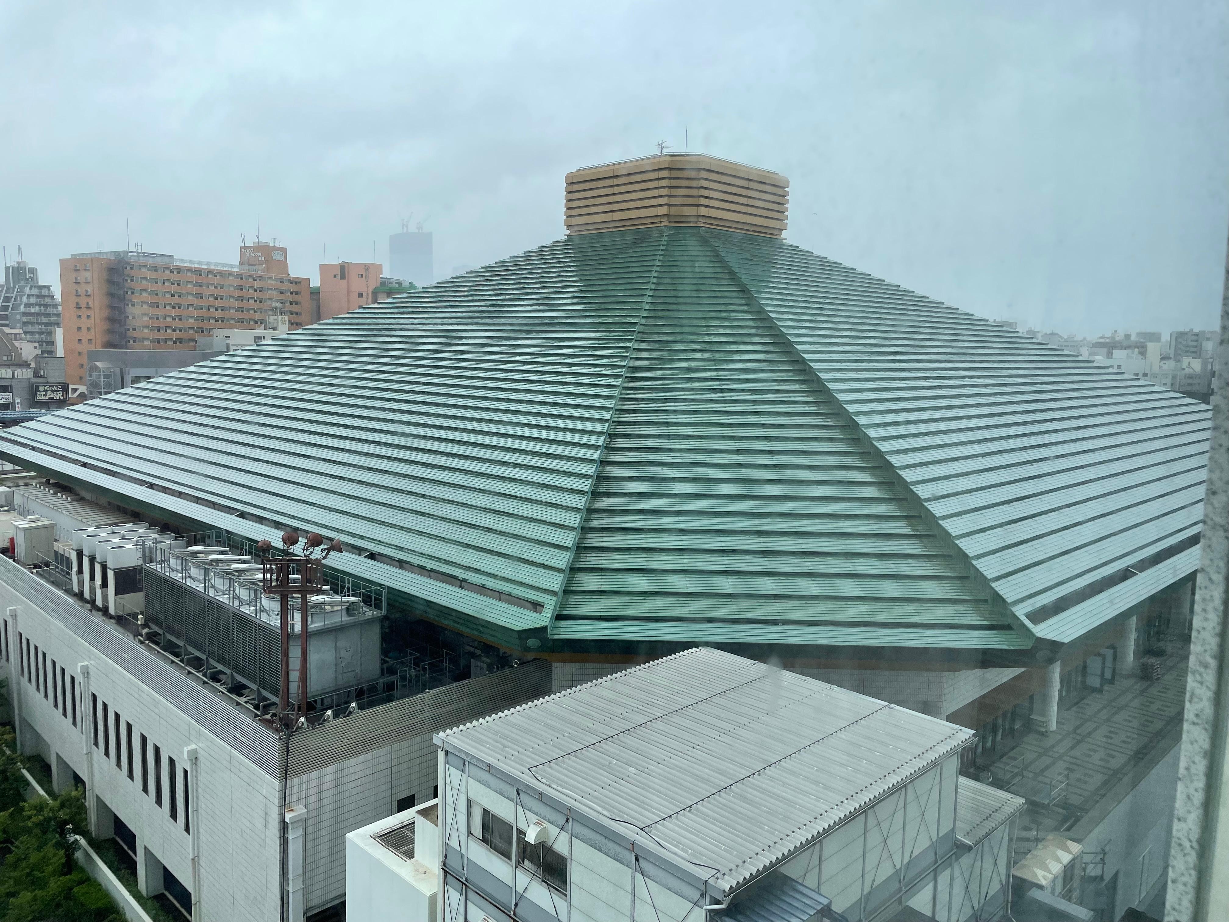 8階客室からの風景は国技館の裏手でした。