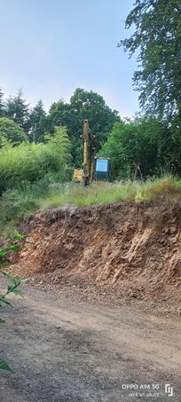 Côté soi disant terrasse.. Vue d'une pelleteuse qui serait là depuis 2 ans avec moteur HS ( dires du propriétaire)