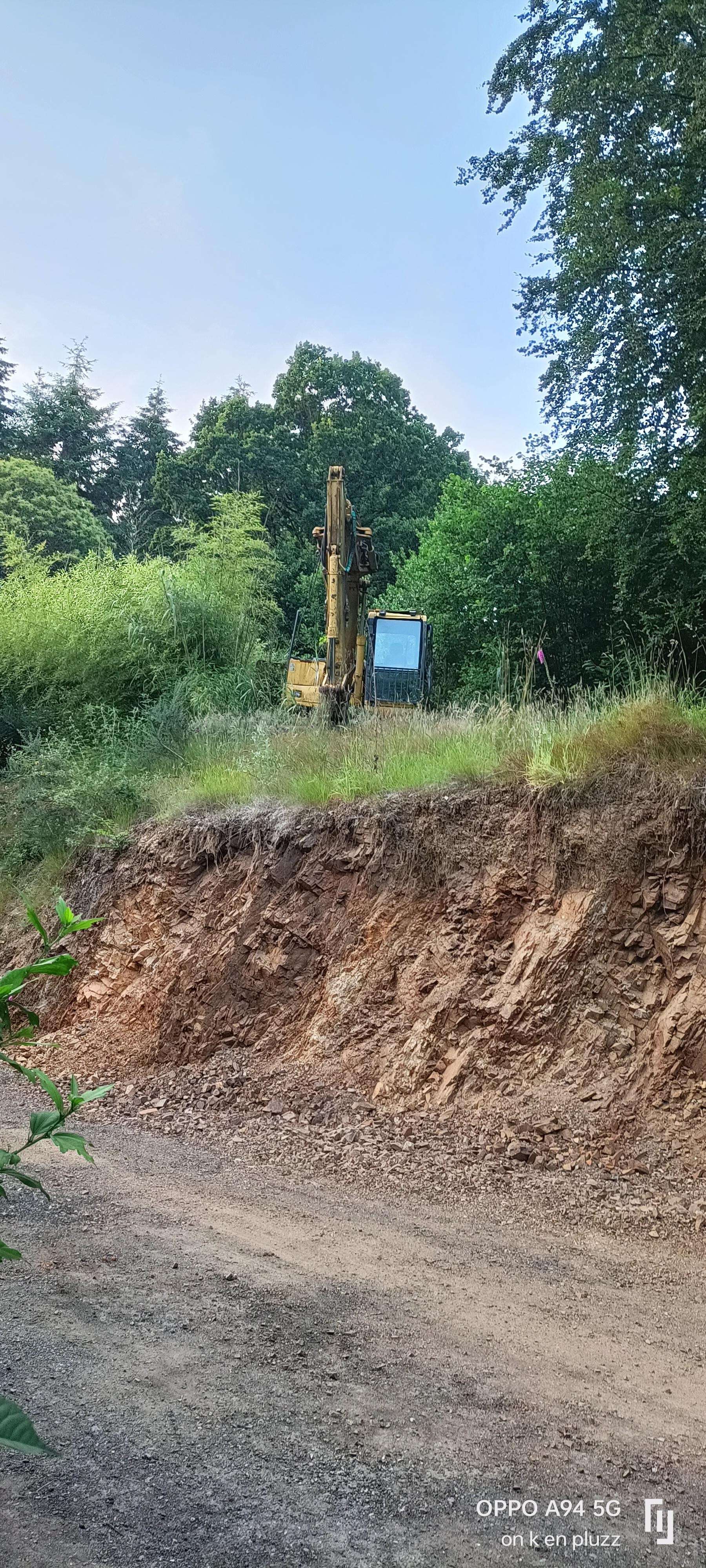 CÎté soi disant terrasse.. Vue d'une pelleteuse qui serait là depuis 2 ans avec moteur HS ( dires du propriétaire)