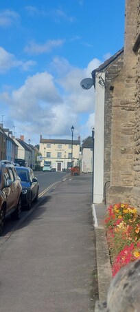 Looking up Calcutt St
